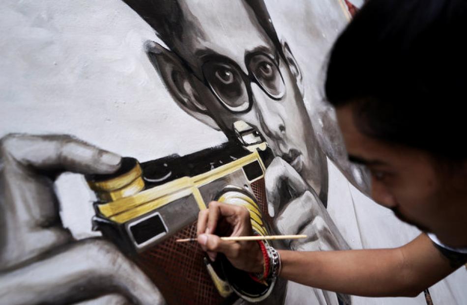 A Thai art student paints a portrait of Thailand's late King Bhumibol Adulyadej. Photo: Reuters