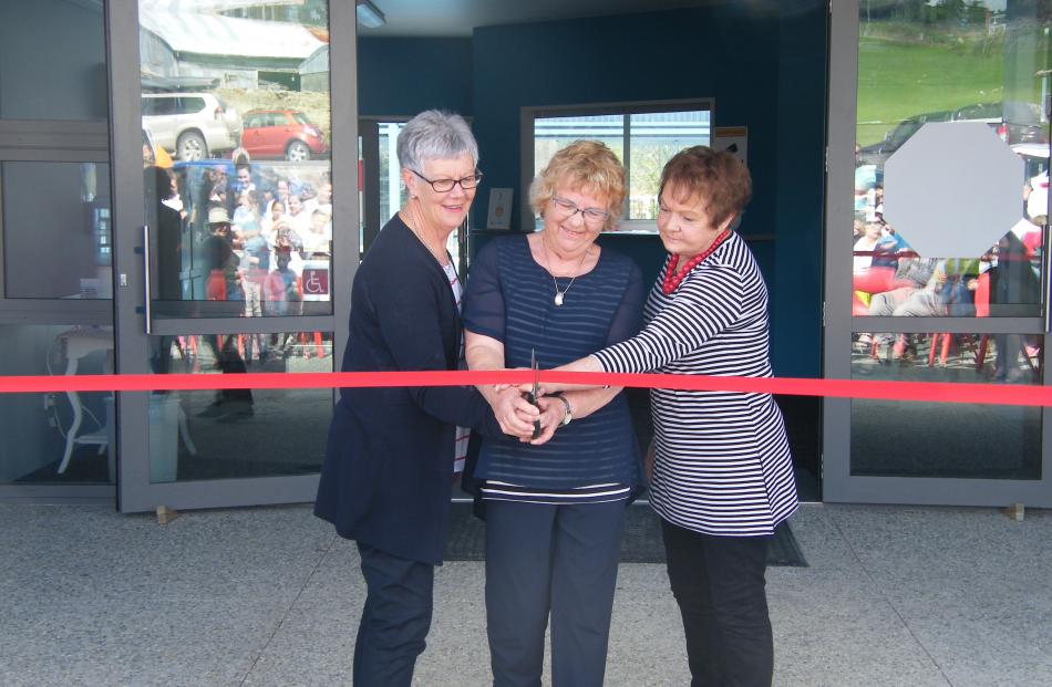 Tuapeka district residents (from left) Karen Roughan, Elaine Crawford and Wendy Dougherty open the aquatic centre. Photos by Pam Jones.