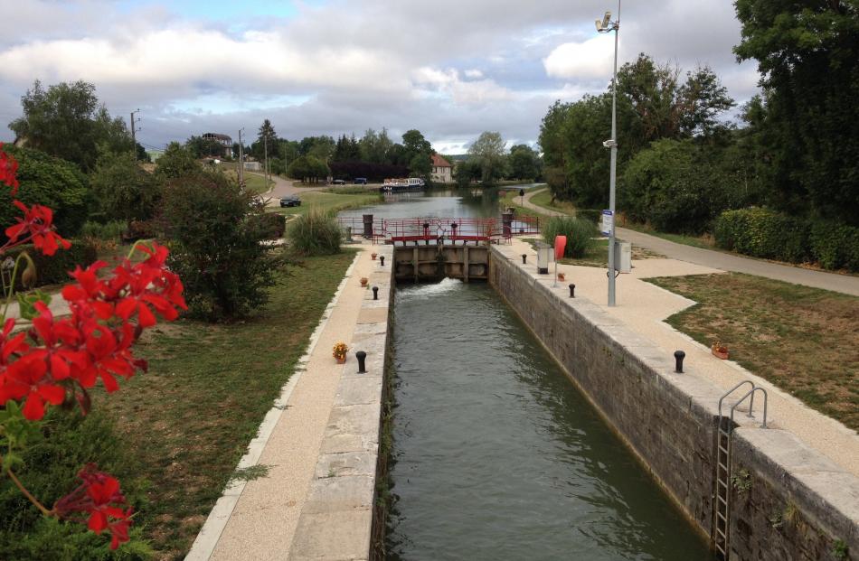  Lock and towpath on the Burgundy Canal. 