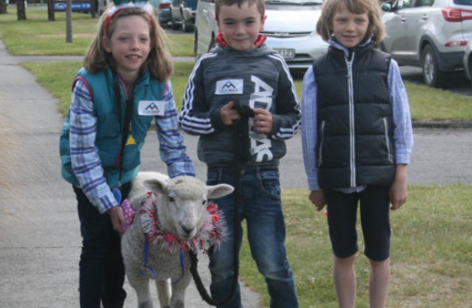 IMG 6522: 9 year old Isabella Speight, 9year old Geordie Macdonald and 7 year old Tara Speight...