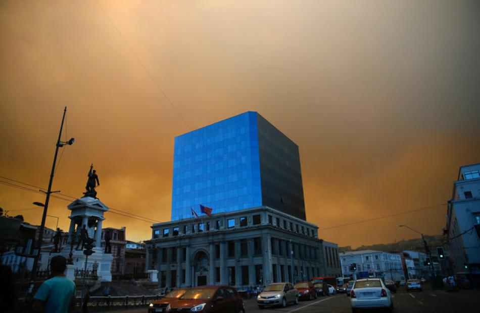 Smoke from the forest fire is seen in over the city of Valparaiso, Chile. Photo: Reuters