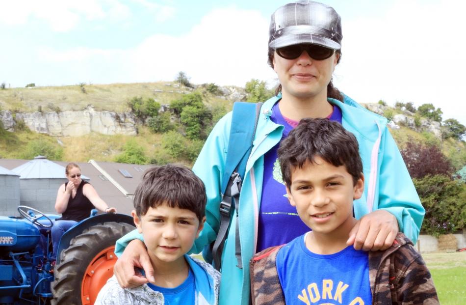 Allan (6), Yvonne and Tama (9) Roberts, all of Oamaru.
