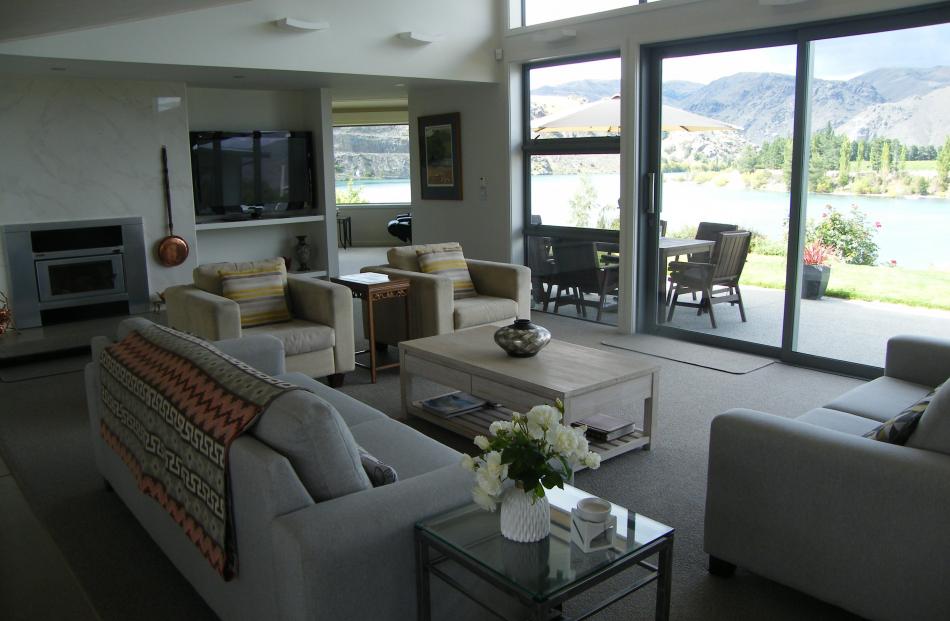 The living area is decorated in natural tones. 