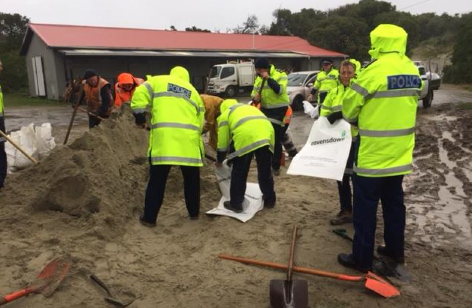 Dunedin police are helping home owners prepare and install sandbags. Photo: NZ police facebook