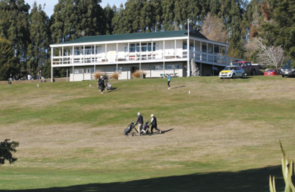 Te Anau Golf Club Clubhouse with the first hole in the foreground. 