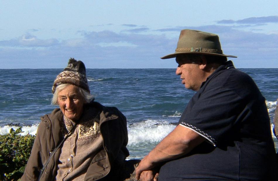 Tour guide Gary Kiel talks to Sheila Natusch on Wellington's south coast