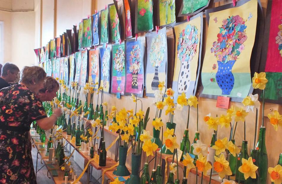 Showgoers check out the daffodils at last year’s spring show in Outram. 