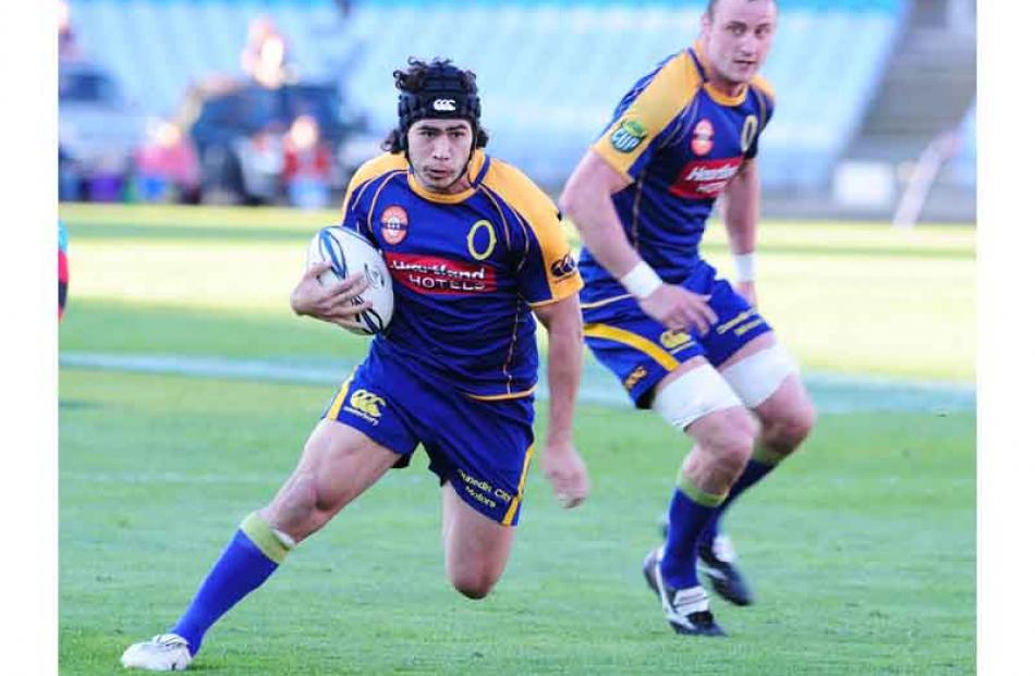 Josh Tatupu attacks.