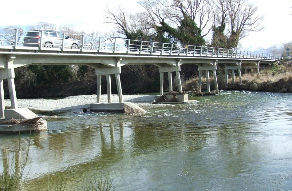 Omakau bridge over the Manuherikia River. Photo: Lynda van Kempen