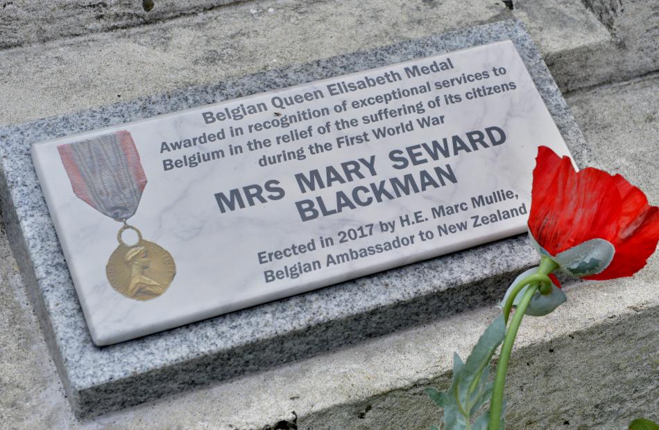 The special plaque now affixed to the known graves of the recipients of the Elisabeth Medal....