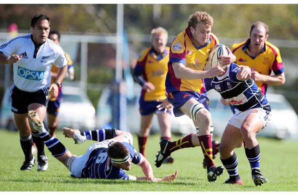 North Otago lock Dave Simpson goes on the charge. Team-mates in support are Ross Hay (right) and...
