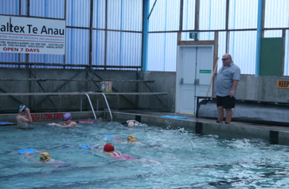 Graeme Laing with swimmers getting finer points on their training programme. Photos: Julie Walls
