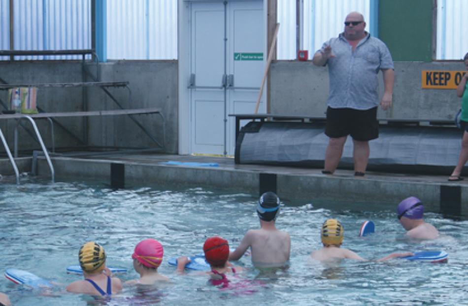  Graeme Laing coaching a session for 10- to 11-year-olds.