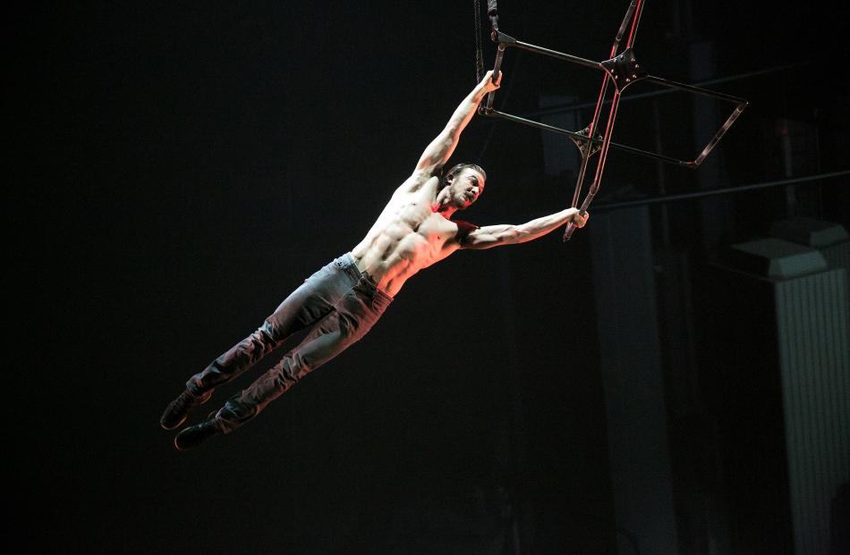 Cirque Eloize Cirkopolis. Copyright PATRICK LAZIC