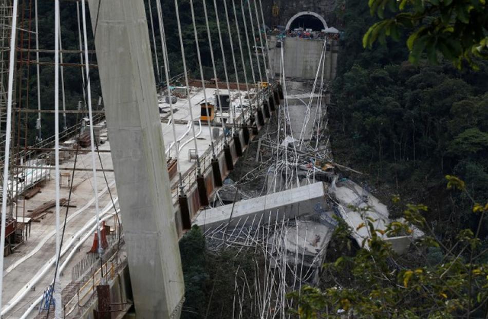 View of a bridge under construction that collapsed leaving dead and injured workers in Chirajara near Bogota. Photo: Reuters