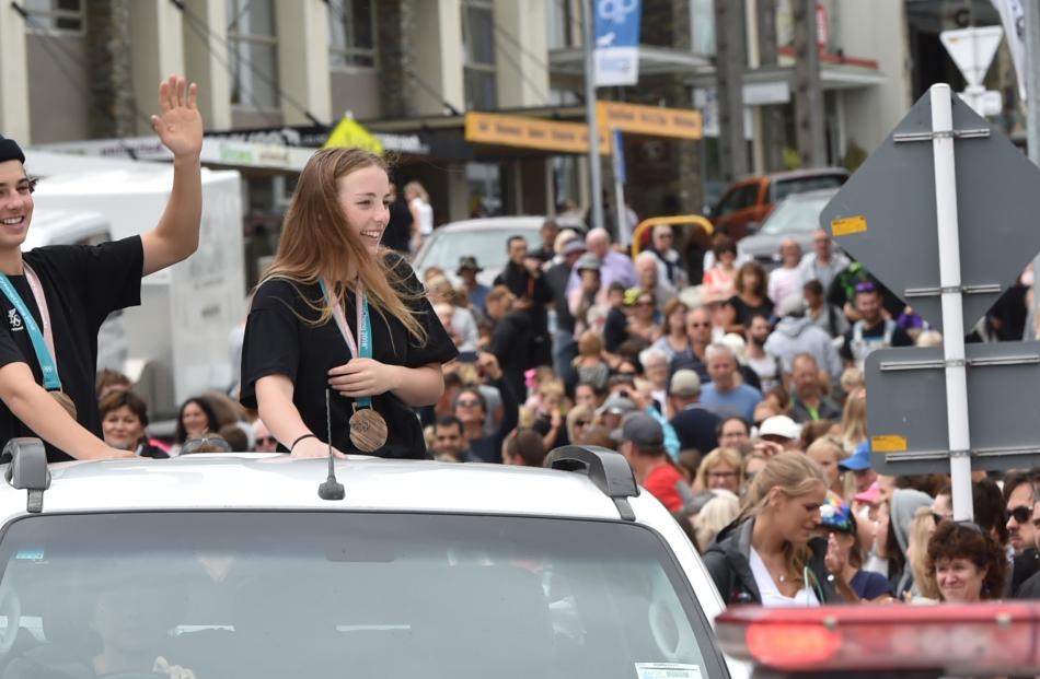 More than 1000 people lined the streets of Wanaka to celebrate the pair's success in Korea. 