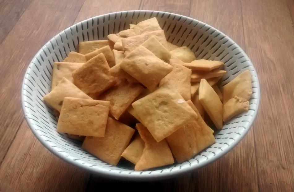 Easy home-made crackers, an alternative to Shapes.