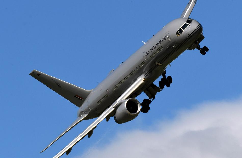 The RNZAF Boeing B757-2K2 lowers its undercarriage for a low pass. 