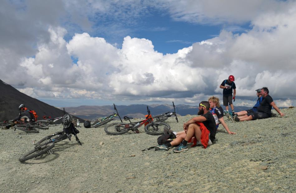 A welcome break at the 1700m ridgeline before heading to the Mt Kohurau summit. 