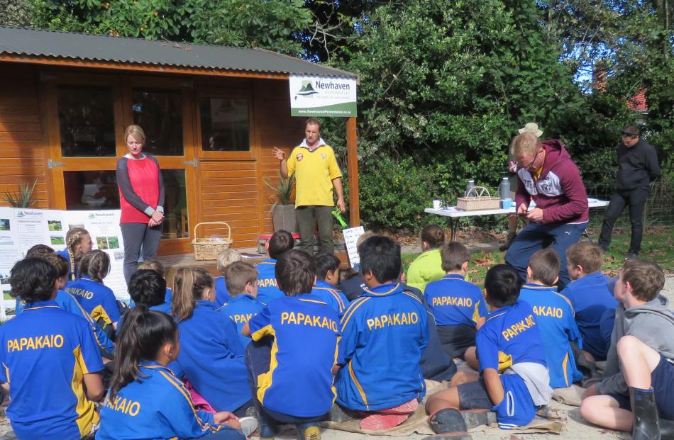 Jane and Blair Smith explain their sheep and beef farming operation to their visitors.