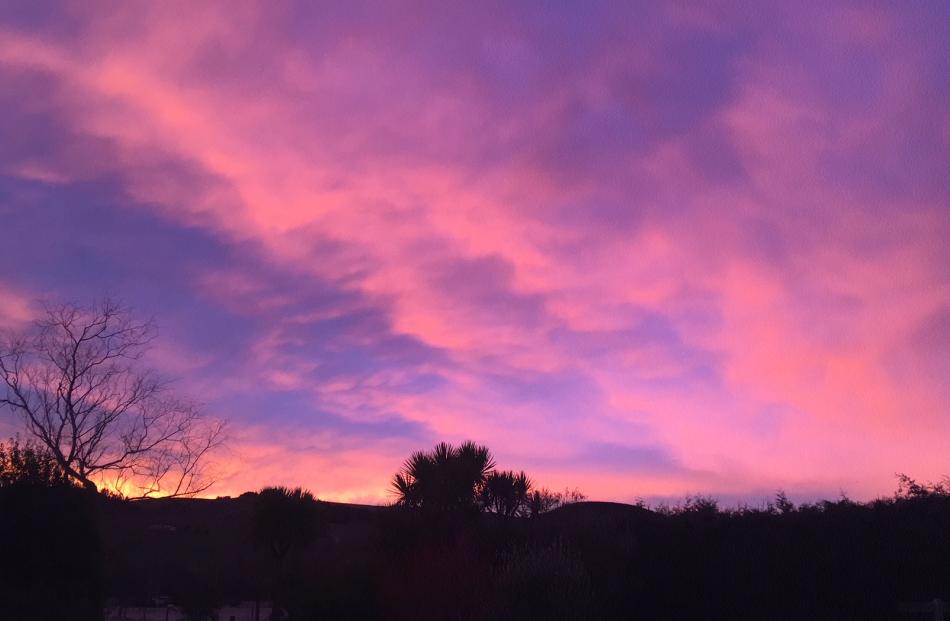 The sun rise was also spectacular elsewhere in Otago. Here is a picture taken from Millers Flat