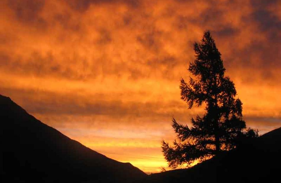 Sunset over Arrowtown on the 3/01/2010. Photo By : Michael Eden