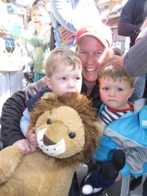 Oliver Bradley (2), Melissa Bradley and Curtis Affleck (1), all of Queenstown, with Lloyd the...