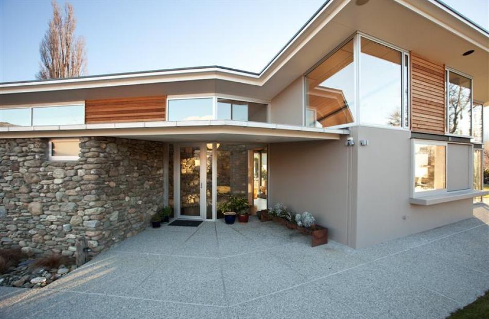 The living pavilion sits at an angle to the bedroom wing. Photos by Graham Warman.