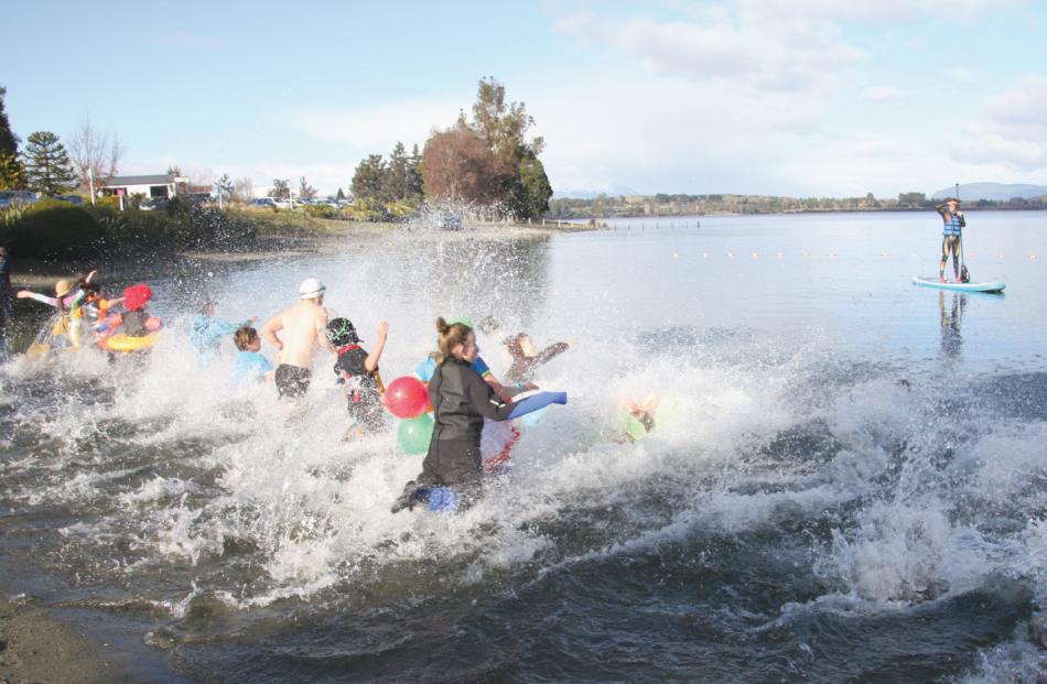 Big splash when plungers took to the chilly Lake Te Anau. 