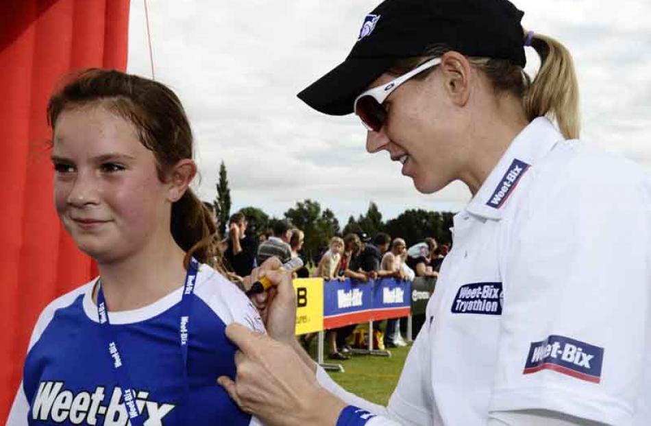 Samantha Broomhall (10), of Oamaru, has her t-shirt signed by Alison Shanks.