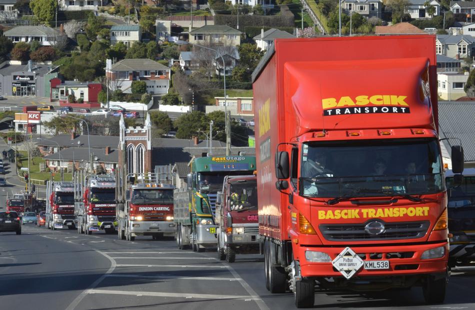 The  convoy  grinds up Taieri Rd towards Three Mile Hill.  