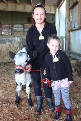 Victoria Kelly (15, left) shows Danielle Kelly (5) the best way to lead. Photos: Ella Stokes