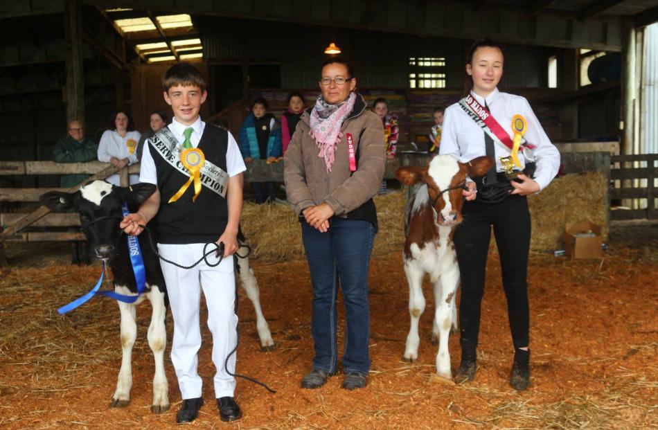 The champion in the experienced handler class was Victoria Kelly (15, right), and Ashley Wendelgest (13, left) was reserve champion. The event was judged by Bridget Lowry (centre). Photo: Katy Button