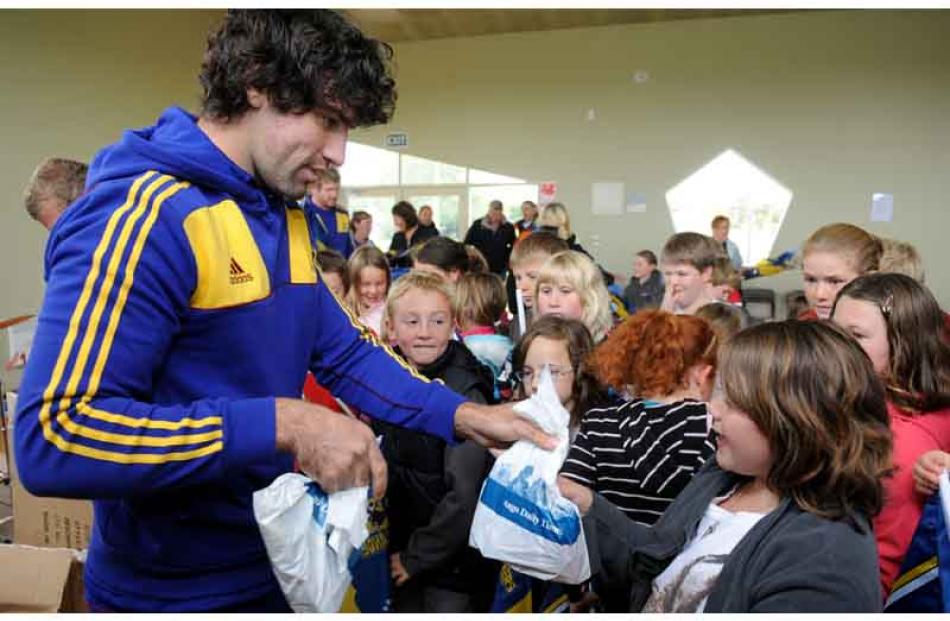 Nick Crosswell gives out Otago Daily Times &quot;goodies&quot; bags at Riversdale school.