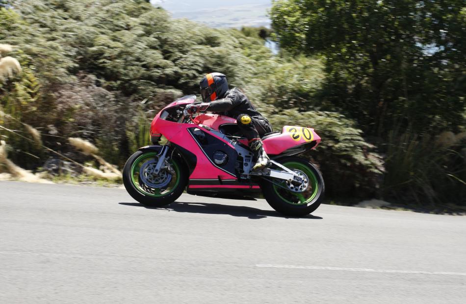 Nigel Lennox from Auckland powers his Kawasaki ZXR400 up the last straight of the hill climb.