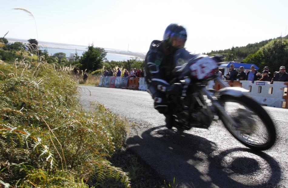 Bruce Aitken on his 1962 Triton T120 races past spectators.