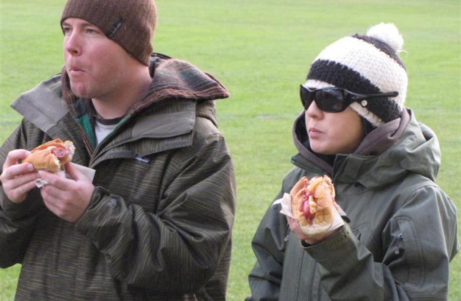 Brendan Reeves, of Dunedin and Akiko Irie, of Japan, enjoy a free lunch in Queenstown yesterday....