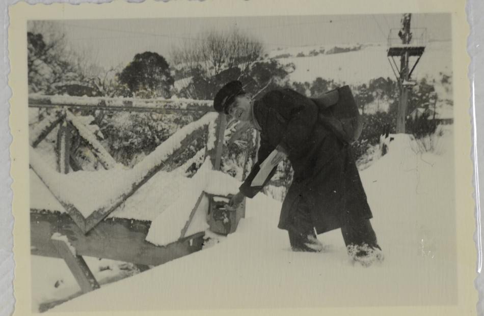 A postman delivers mail to a Leith Valley address during the great snow. PHOTO: GEOFFREY CLARKE

