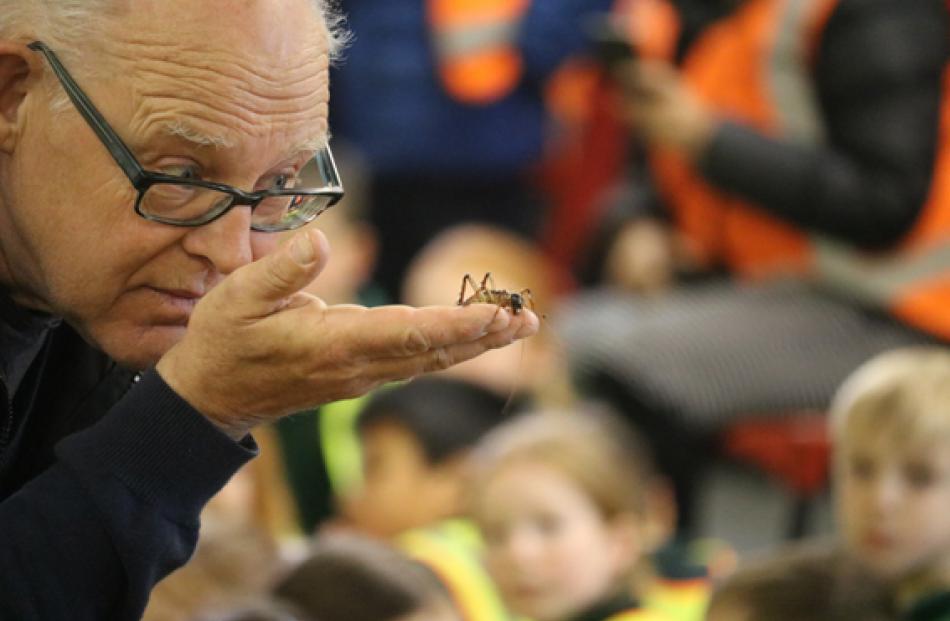 Ruud Kleinpaste showing the students the secret life of critters, during one of the workshops....