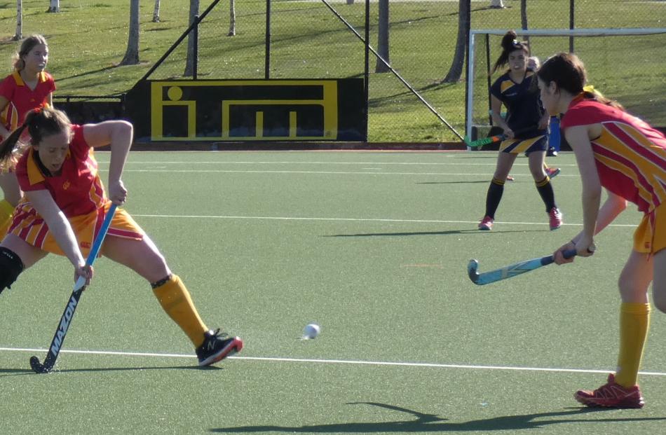 Dunstan High School's Bridget Airey (17) passes to team-mate Nina Hamilton (14) during their team...