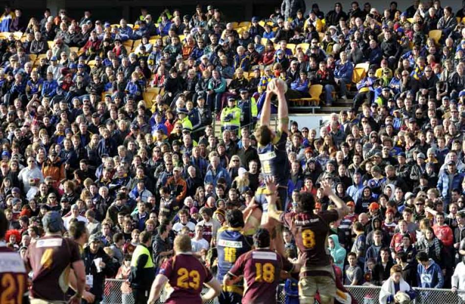 Andrew Stead claims lineout.