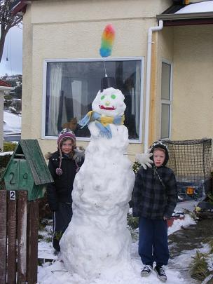Nerise and Cole Barnes with their snowman in Wakari. Photo Renae Barnes