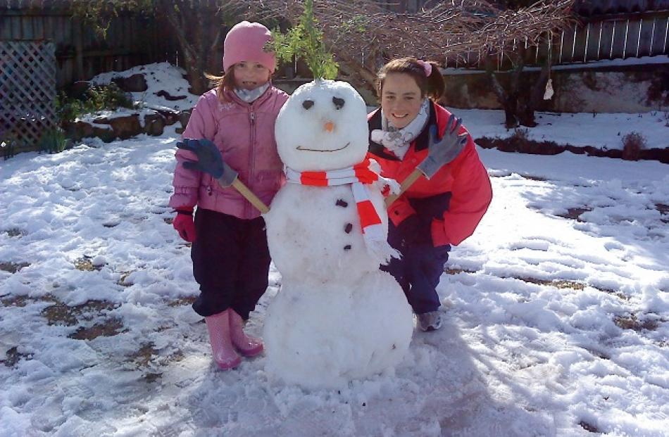 Olivia Culbert, Emma Thorn and Muzza the snowman. Photo Linda Culbert