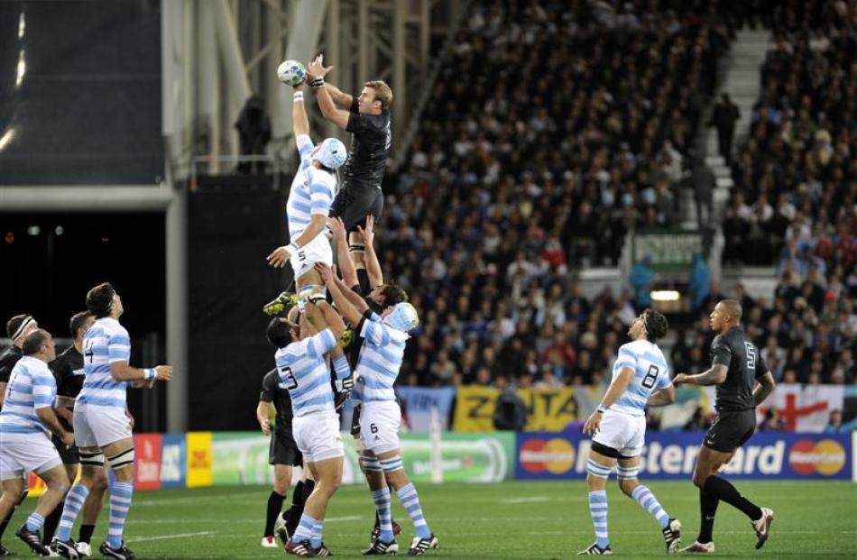 Lineout action from the game. Photo by Linda Robertson.