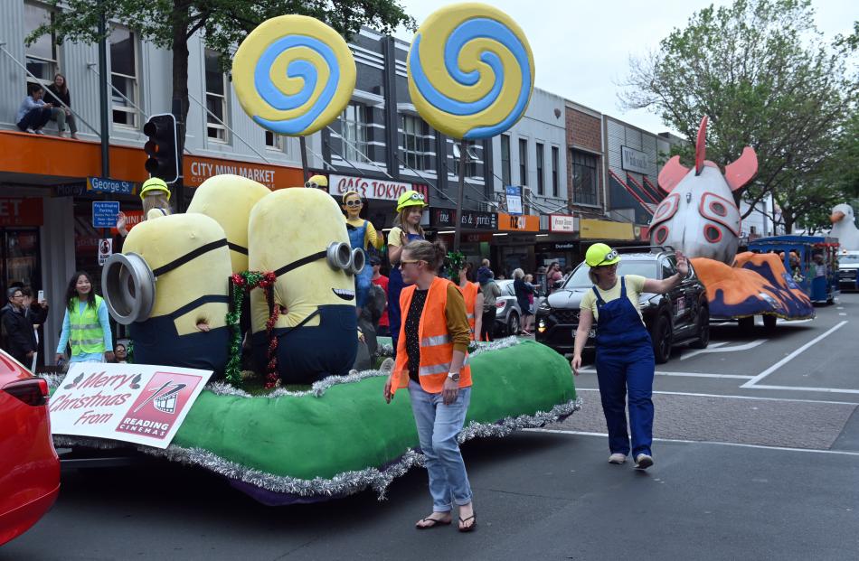 Thousands turn out for Dunedin Santa Parade | Otago Daily Times Online News