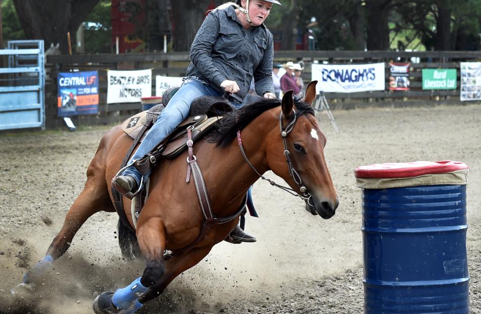 Wendy Thomas, of Balclutha, turns hard around a drum in the second division barrel race. 