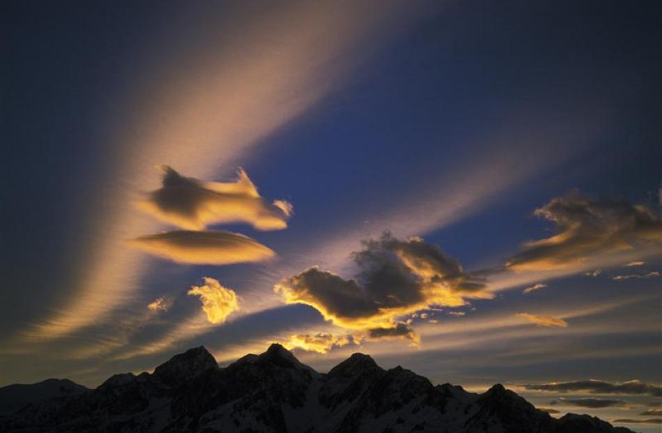 Sleeping mountains: Northwesterly clouds above the Malte Brun Range. Photo by Gottlieb Braun-Elwert.