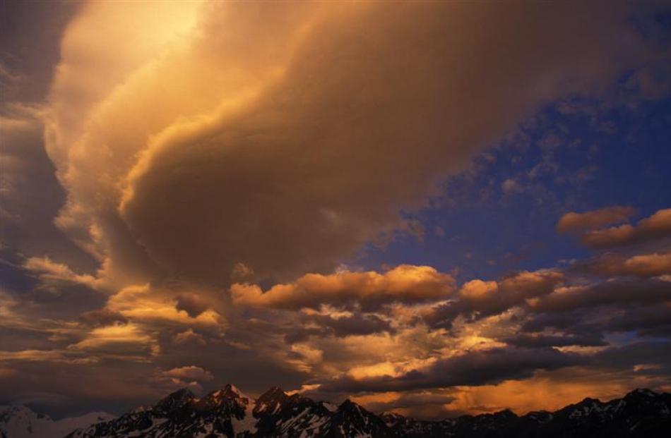 Glowering: A northwesterly sky above the Malte Brun range. Photo by Gottlieb Braun-Elwert.
