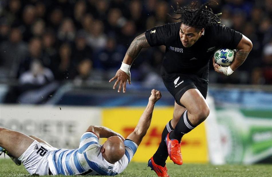 Argentina captain Felipe Contepomi fails to tackle Ma'a Nonu. REUTERS/Jacky Naegelen