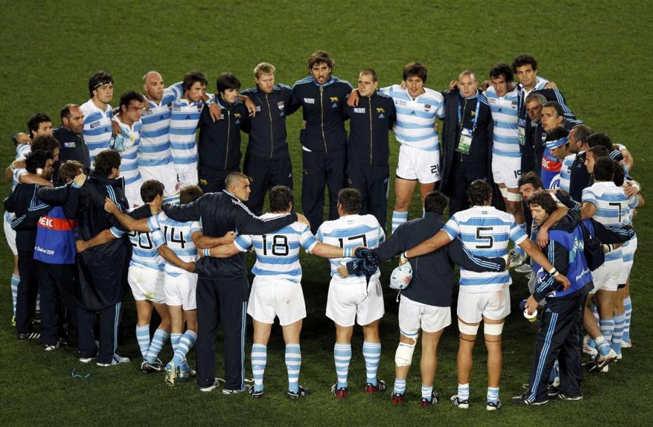 Argentina team huddle after losing. REUTERS/Bogdan Cristel